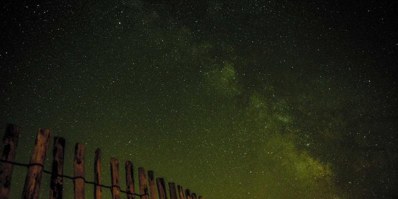 数据中心网络架构演进：从传统三层到叶脊（Spine-Leaf）的转型与5IKL、软件共享及网络安全新范式